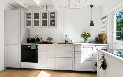 Manko - 250M from the Sea: Cuisine, Bois, Cabinetry, Sol, Appareil De Cuisine, Comptoir, Design Intérieur, Tiroir, Meubles, Domicile