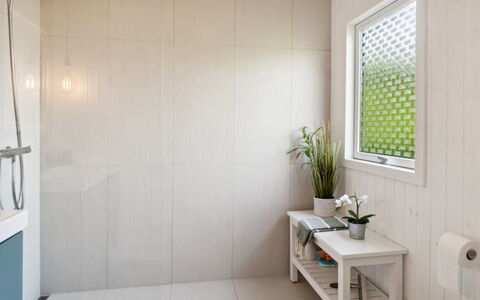 Manko - 250M from the Sea: Sol, Mur, Design Intérieur, Sol, Salle De Bains, Plafond, Luminaire Plomberie, Tuile, Pièce, Plomberie