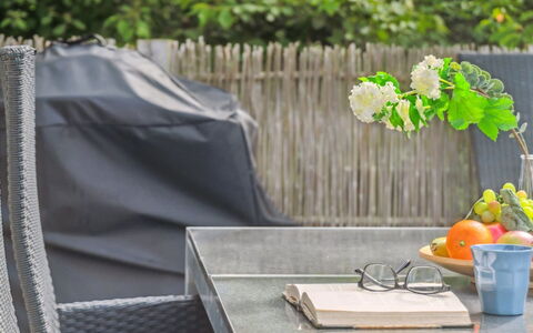 Manko - 250M from the Sea: Meubles, Mobilier De Jardin, Pot De Fleur, Jardin, Tableau De Plein Air, Ombre, Chaise, Plante D'Appartement, Conception, Coussin