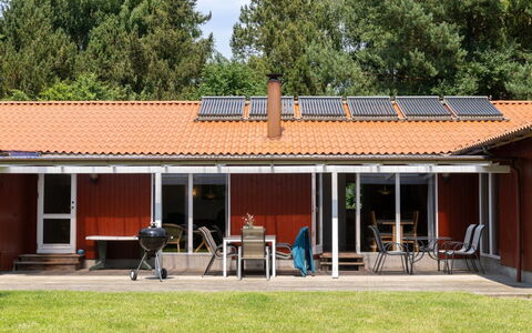 Paulus - 375M from the Sea: Toit, Maison, Domicile, Chalet, Porte, Siding, Plate-Forme, Porche, Planche, Dur