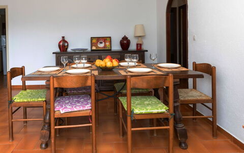 Sarnella: Table, Meubles, Bois, Sol, Sol, Bâtiment, Aliments, Chaise, Dur, Porte