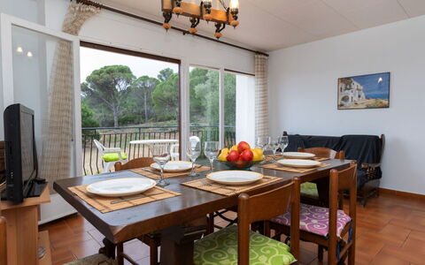 Sarnella: Table, Meubles, Propriété, Bois, Design Intérieur, Bâtiment, Chaise, Fenêtre, Sol, Sol