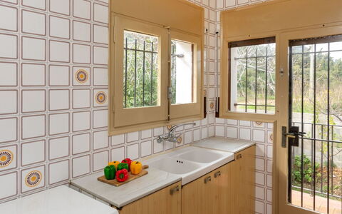 Sarnella: Robinet, Évier, Propriété, Meubles, Cabinetry, Fenêtre, Luminaire Plomberie, Plante, Design Intérieur