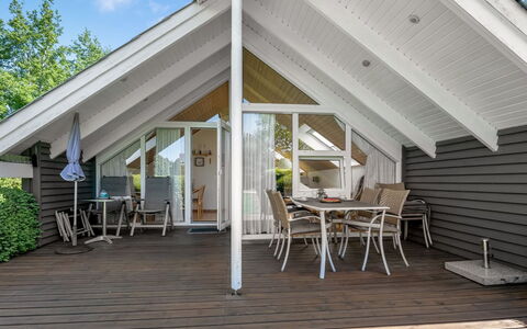 Tytti - 300M from the Sea: Végétation, Arbuste, Printemps, Chalet, Jardin, Ombre, Arrière-Cour, Cour, Chaise