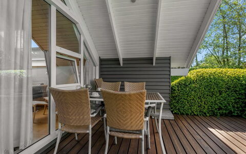 Tytti - 300M from the Sea: Végétation, Arbuste, Printemps, Chalet, Jardin, Ombre, Arrière-Cour, Cour, Chaise