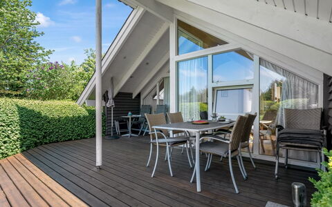 Tytti - 300M from the Sea: Végétation, Arbuste, Printemps, Chalet, Jardin, Ombre, Arrière-Cour, Cour, Chaise