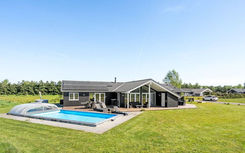 Kiersten - 800M from the Sea: Toit, Maison, Domicile, Chalet, Porte, Siding, Plate-Forme, Porche, Planche, Dur