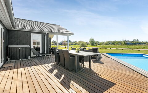 Kiersten - 800M from the Sea: Toit, Maison, Domicile, Chalet, Porte, Siding, Plate-Forme, Porche, Planche, Dur