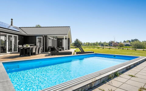 Kiersten - 800M from the Sea: Toit, Maison, Domicile, Chalet, Porte, Siding, Plate-Forme, Porche, Planche, Dur