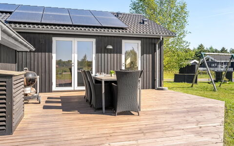 Kiersten - 800M from the Sea: Toit, Maison, Domicile, Chalet, Porte, Siding, Plate-Forme, Porche, Planche, Dur