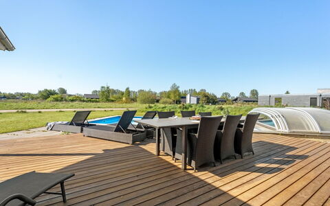 Kiersten - 800M from the Sea: Toit, Maison, Domicile, Chalet, Porte, Siding, Plate-Forme, Porche, Planche, Dur
