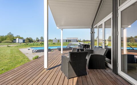 Kiersten - 800M from the Sea: Toit, Maison, Domicile, Chalet, Porte, Siding, Plate-Forme, Porche, Planche, Dur