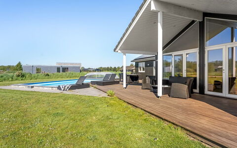Kiersten - 800M from the Sea: Toit, Maison, Domicile, Chalet, Porte, Siding, Plate-Forme, Porche, Planche, Dur