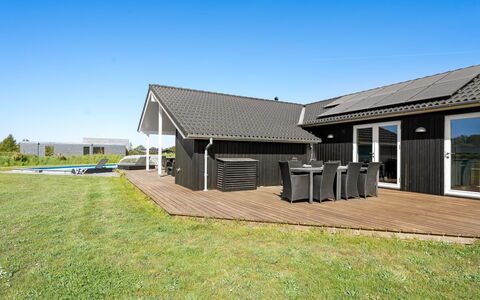Kiersten - 800M from the Sea: Toit, Maison, Domicile, Chalet, Porte, Siding, Plate-Forme, Porche, Planche, Dur
