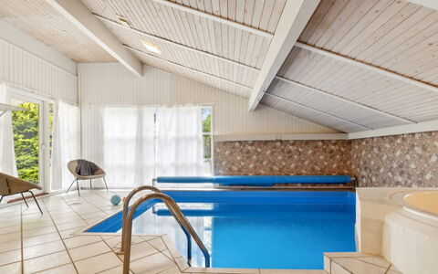 Jorinde - 1Km from the Sea: Sol, Sol, Design Intérieur, Meubles, Plafond, Recours, Pièce, Chaise, Piscine, Hôtel