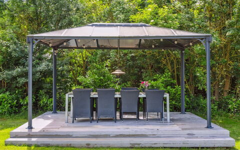 Jorinde - 1Km from the Sea: Belvédère, Ombre, Jardin, Canopée, Couverture De Sol, Pavillon, Structure En Plein Air, Pergola, Mobilier De Jardin, Aménagement Paysager