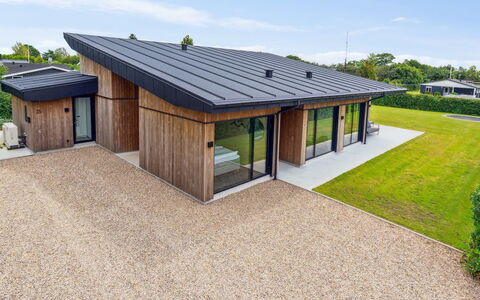 Filimena - 250M from the Sea: Bois, Toit, Architecture, Domicile, Maison, Chalet, Siding, Dur, Pente, Biens