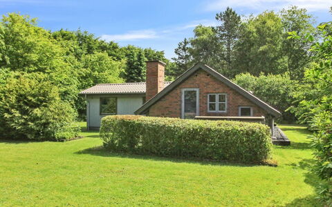 Ofrath - 30Km from the Sea: Herbe, Arbre, Bâtiment, Maison, Domicile, Arbuste, Chalet, Toit, Paysage