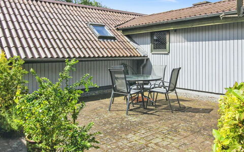 Ofrath - 30Km from the Sea: Toit, Arbuste, Maison, Domicile, Chalet, Composite, Couverture De Sol, Jardin, Siding, Arrière-Cour