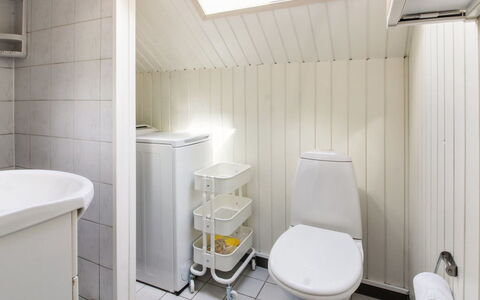 Ofrath - 30Km from the Sea: Siège De Toilette, Luminaire Plomberie, Toilette, Salle De Bains, Sol, Sol, Design Intérieur, Évier, Plomberie, Robinet