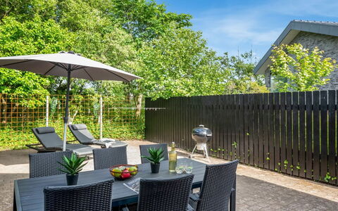 Eino - 150M from the Sea: Mobilier De Jardin, Arbuste, Meubles, Jardin, Tableau De Plein Air, Ombre, Chaise, Cour, Aménagement Paysager, Arrière-Cour