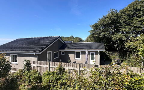 Eino - 150M from the Sea: Bâtiment, Maison, Toit, Domicile, Zone Résidentielle, Siding, Chalet, Porte, Biens, Cour