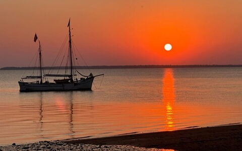 Eino - 150M from the Sea: Ciel, Bateau, Horizon, Afterglow, Navire, Le Coucher Du Soleil, Crépuscule, Soleil, Orange
