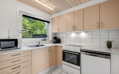 Eino - 150M from the Sea: Cuisine, Appareil De Cuisine, Comptoir, Principaux Appliance, Bois, Cabinetry, Sol, Design Intérieur, Cuisinière, Électroménager