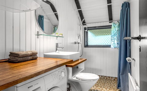 Gyrial - 2Km from the Sea: Luminaire Plomberie, Design Intérieur, Salle De Bains, Plomberie, Plafond, Évier, Robinet, Toilette, Lavabo, Miroir