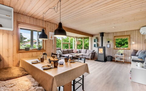 Tian - 400M to the Fjord: Meubles, Design Intérieur, Sol, Sol, Plafond, Pièce, Chaise, Table, Appartement, Table Cuisine Et Salle A Manger