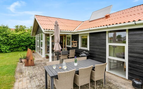 Tian - 400M to the Fjord: Meubles, Design Intérieur, Sol, Sol, Plafond, Pièce, Chaise, Table, Appartement, Table Cuisine Et Salle A Manger