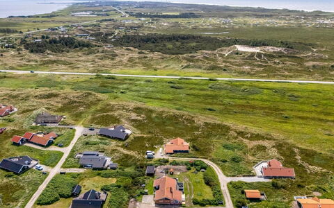 Elviira - 600M from the Sea: Herbe, Prairie, Paysage, Écorégion, Plaine, Communauté Des Plantes, Lot Terre, Mobilier De Jardin, Prairie, Formations Arbustives