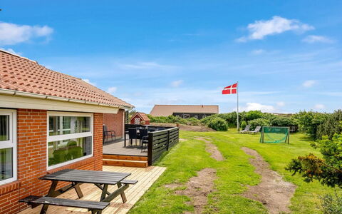 Elviira - 600M from the Sea: Herbe, Prairie, Paysage, Écorégion, Plaine, Communauté Des Plantes, Lot Terre, Mobilier De Jardin, Prairie, Formations Arbustives