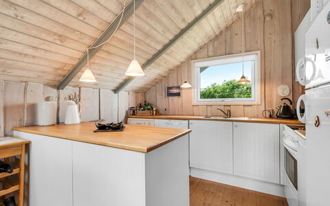 Angelie - 400M from the Sea: Bois, Sol, Plafond, Cuisine, Design Intérieur, Sol, Principaux Appliance, Luminaire, Appareil De Cuisine, Comptoir