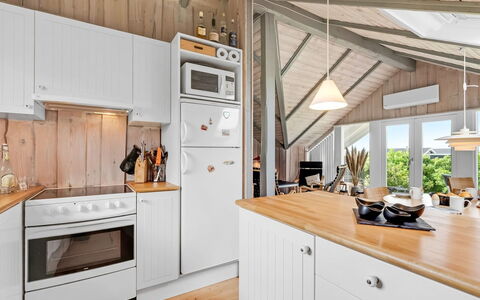 Angelie - 400M from the Sea: Cuisine, Appareil De Cuisine, Principaux Appliance, Bois, Électroménager, Comptoir, Cabinetry, Sol, Meubles, Design Intérieur