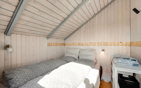 Angelie - 400M from the Sea: Bois, Chambre, Lit, Sol, Design Intérieur, Drap De Lit, Literie, Domicile, Linge, Plafond