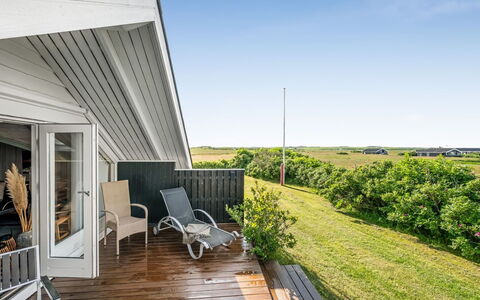 Angelie - 400M from the Sea: Bois, Domicile, Lot Terre, Chalet, Dur, Plate-Forme, Porche, Planche, Siding, Biens
