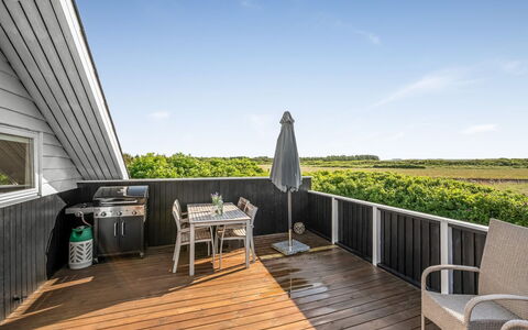Angelie - 400M from the Sea: Bois, Parquet, Dur, Domicile, Plate-Forme, Tache De Bois, Planche, Ombre, Chaise, Balcon