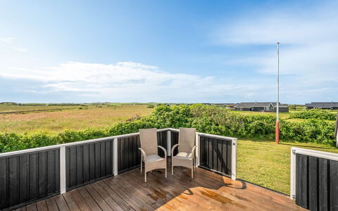 Angelie - 400M from the Sea: Lot Terre, Parquet, Dur, Plate-Forme, Planche, Clôture, Tache De Bois, Ombre, Boardwalk, Porche