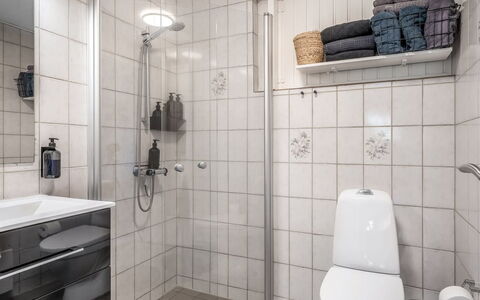 Karmen - 250M to the Fjord: Sol, Luminaire Plomberie, Salle De Bains, Design Intérieur, Sol, Toilette, Siège De Toilette, Évier, Plomberie, Pièce