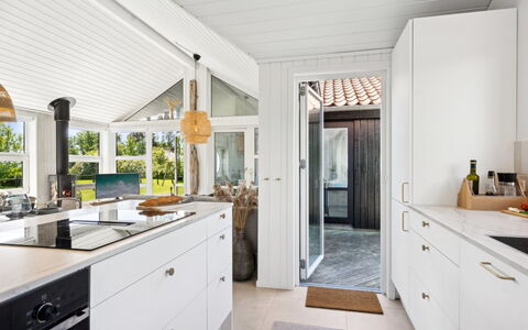 Hermund - 100M from the Sea: Bois, Design Intérieur, Comptoir, Cuisine, Sol, Plafond, Domicile, Cabinetry, Appareil De Cuisine, Principaux Appliance