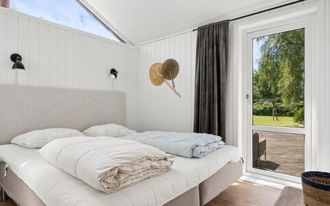Hermund - 100M from the Sea: Bois, Chambre, Lit, Meubles, Plafond, Design Intérieur, Domicile, Sol, Sol, Literie