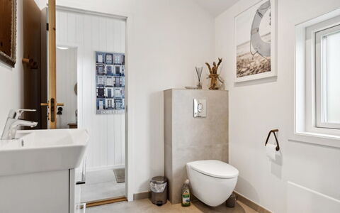 Hermund - 100M from the Sea: Sol, Design Intérieur, Sol, Luminaire Plomberie, Salle De Bains, Toilette, Siège De Toilette, Plomberie, Pièce, Plafond