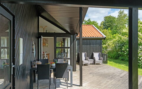 Hermund - 100M from the Sea: Bois, Porche, Porte, Domicile, Toit, Chalet, Plate-Forme, Ombre, Chaise, Dur