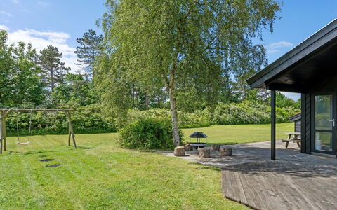 Hermund - 100M from the Sea: Arbuste, Jardin, Lot Terre, Couverture De Sol, Pelouse, Ombre, Aménagement Paysager, Prairie, Cour, Arrière-Cour