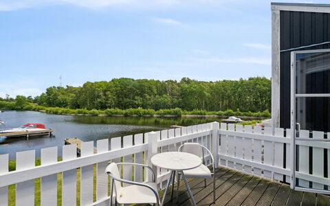 Jænis - 10M from the Sea: Herbe, Vert, Maison, Chalet, Prairie, Zone Rurale, Écorégion, Paysage, Lot Terre, Arbuste