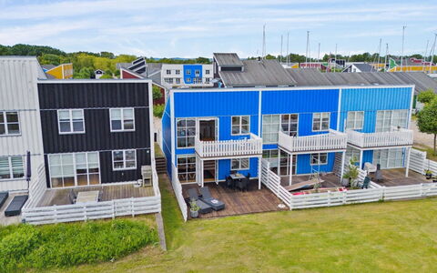 Jænis - 10M from the Sea: Herbe, Vert, Maison, Chalet, Prairie, Zone Rurale, Écorégion, Paysage, Lot Terre, Arbuste