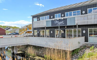 Jænis - 10M from the Sea
