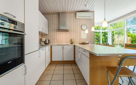 Dagny - 100M from the Sea: Cuisine, Comptoir, Appareil De Cuisine, Design Intérieur, Sol, Cabinetry, Bois, Plafond, Sol, Luminaire