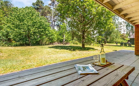 Dagny - 100M from the Sea: Bois, Lot Terre, Jardin, Chalet, Ombre, Lumière Du Soleil, Dur, Pelouse, Aménagement Paysager, Tache De Bois
